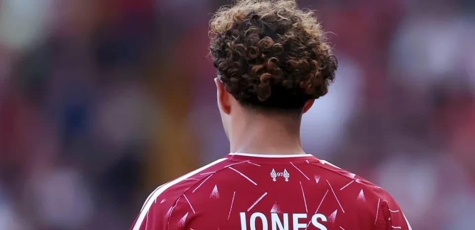 Jugador con camiseta roja y apellido Jones visible