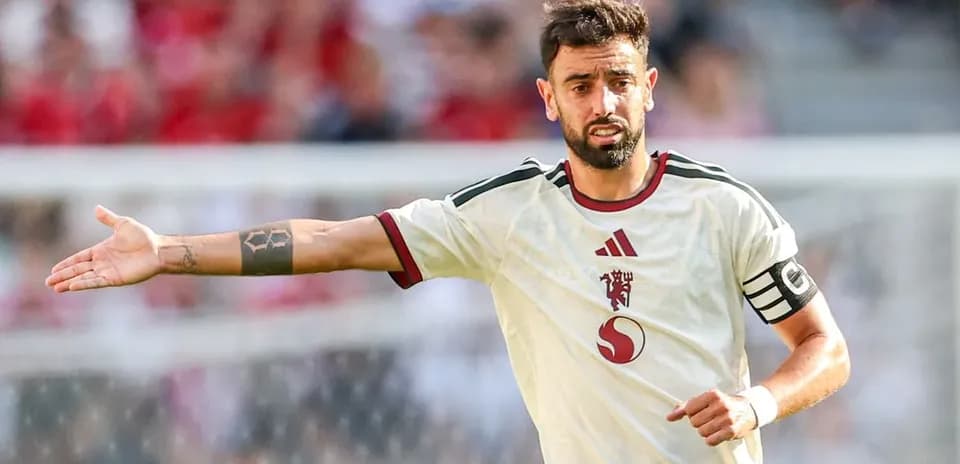 Jugador señalando durante un partido de fútbol