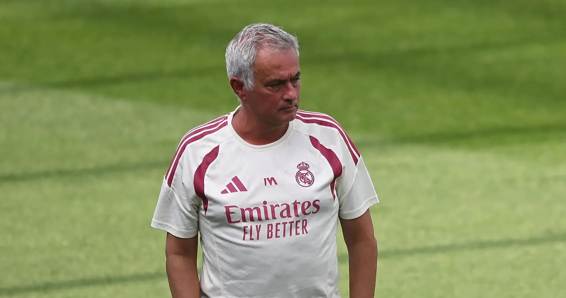 Entrenador en el campo durante sesión de entrenamiento