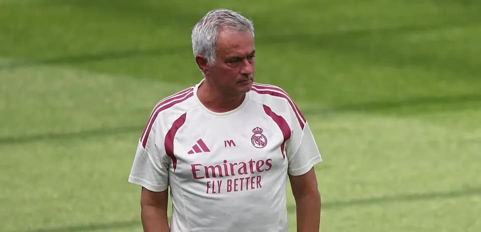 Entrenador en el campo durante sesión de entrenamiento
