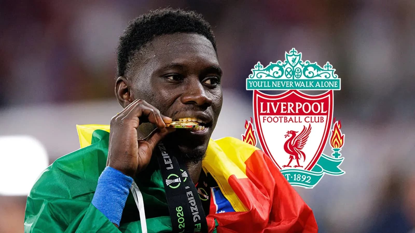 Jugador con medalla dorada y bandera de Camerún