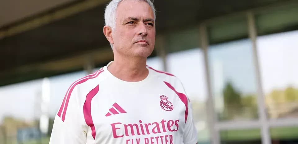 Entrenador de fútbol posando en campo de entrenamiento