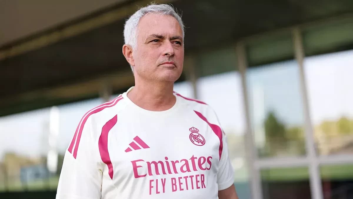 Entrenador de fútbol posando en campo de entrenamiento
