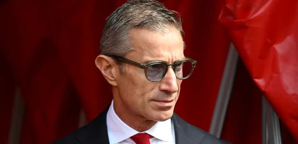 Persona con gafas en un entorno de fondo rojo