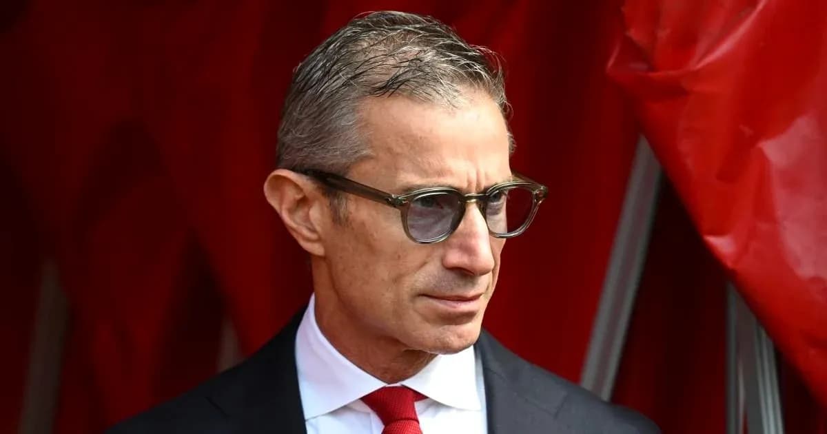Persona con gafas en un entorno de fondo rojo