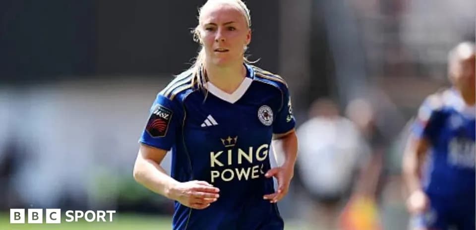 Jugadora de Leicester City corriendo en el campo