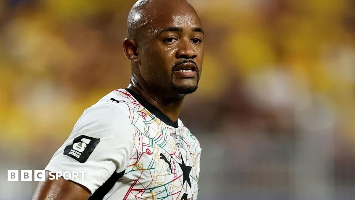 Jugador de Ghana en partido con camiseta colorida