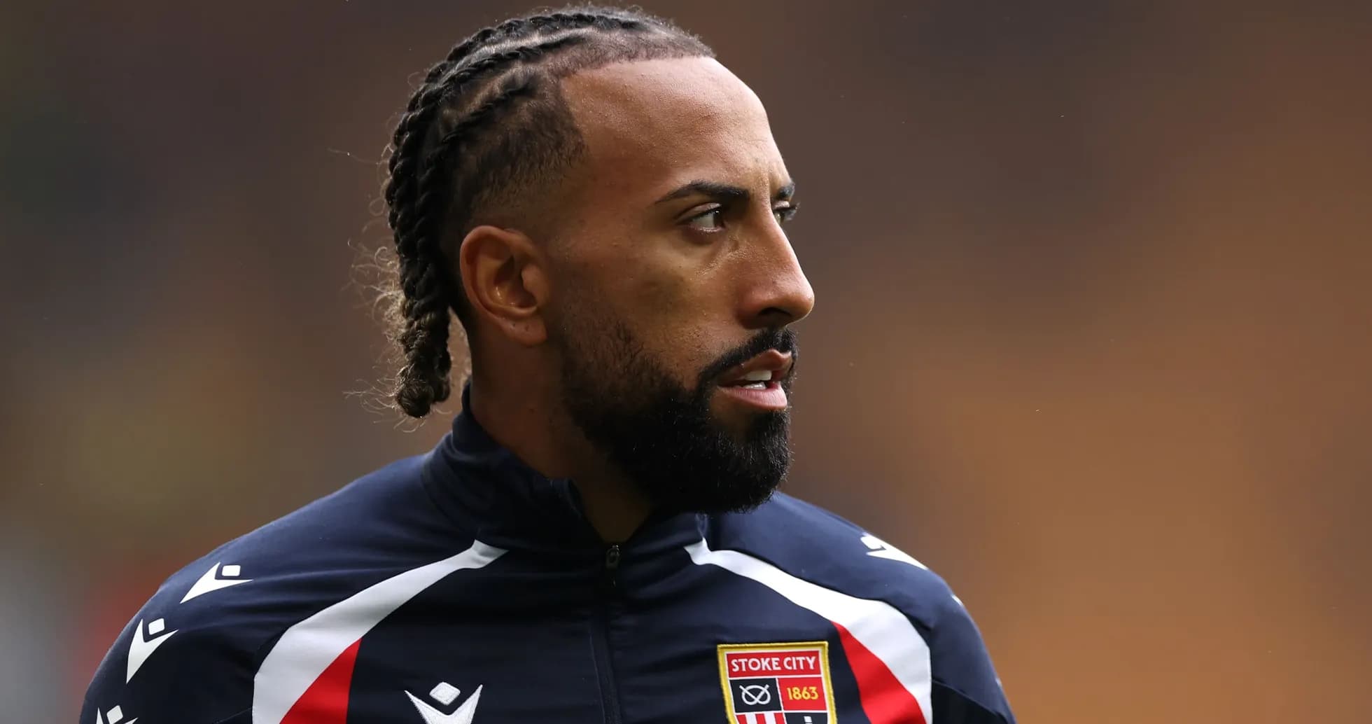 Jugador de Stoke City en chaqueta de entrenamiento