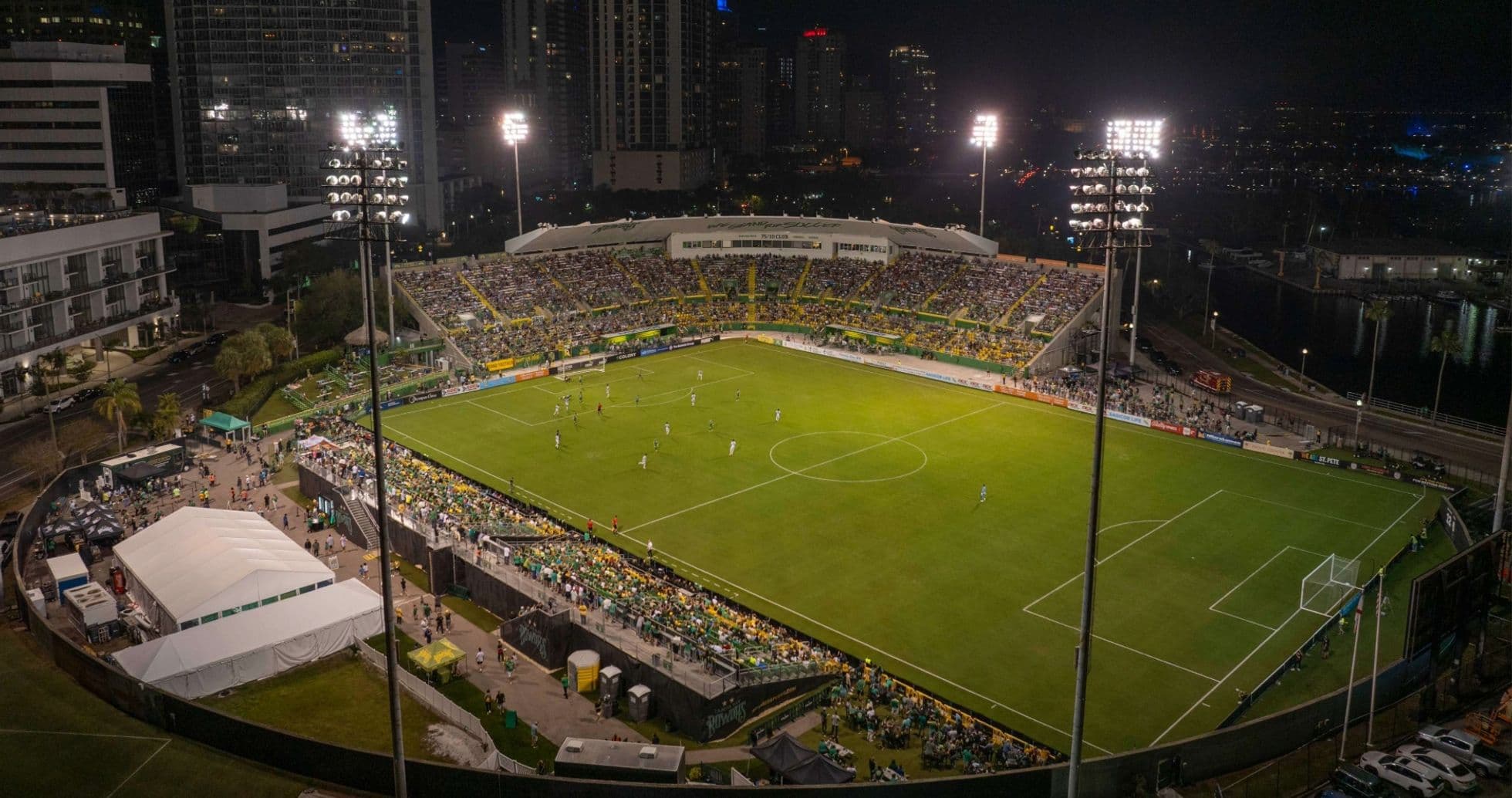 Estadio con partido de fútbol en curso