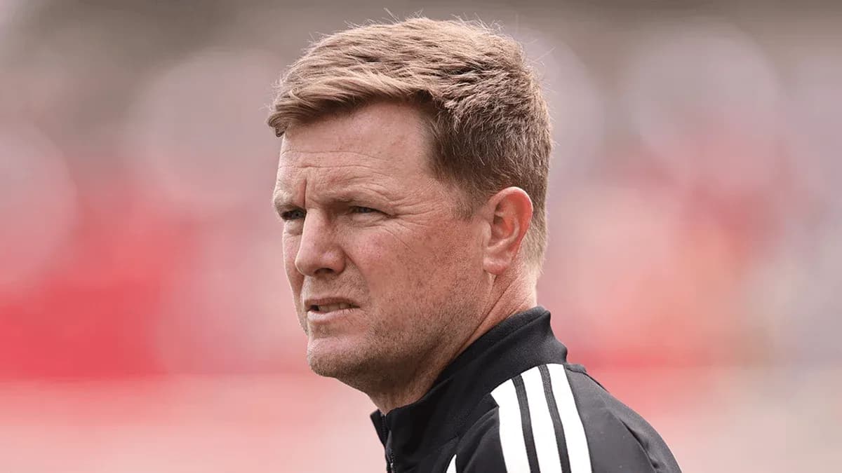 Entrenador observando el partido desde la línea lateral