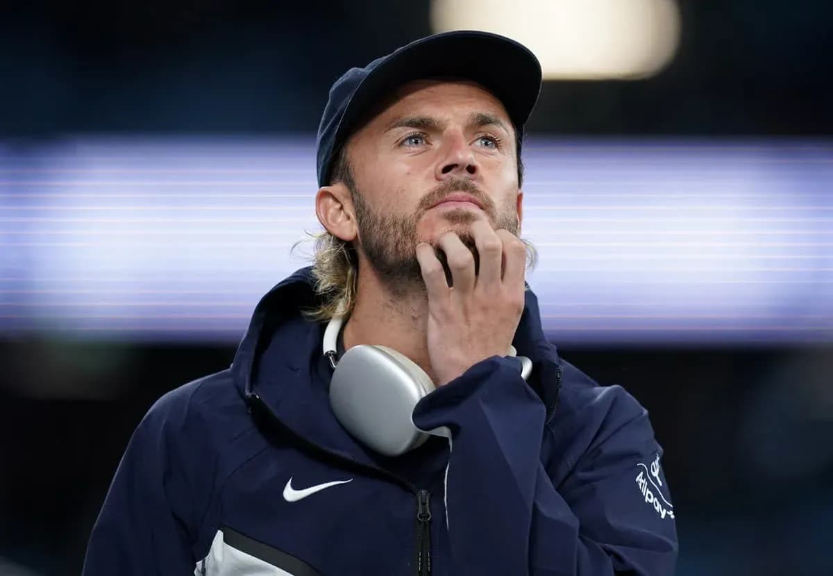 Jugador pensativo con auriculares en el cuello