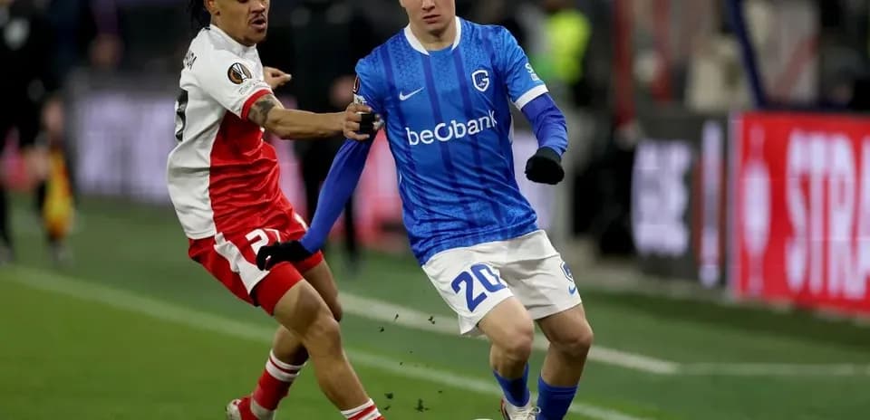 Jugador del KRC Genk intentando controlar el balón
