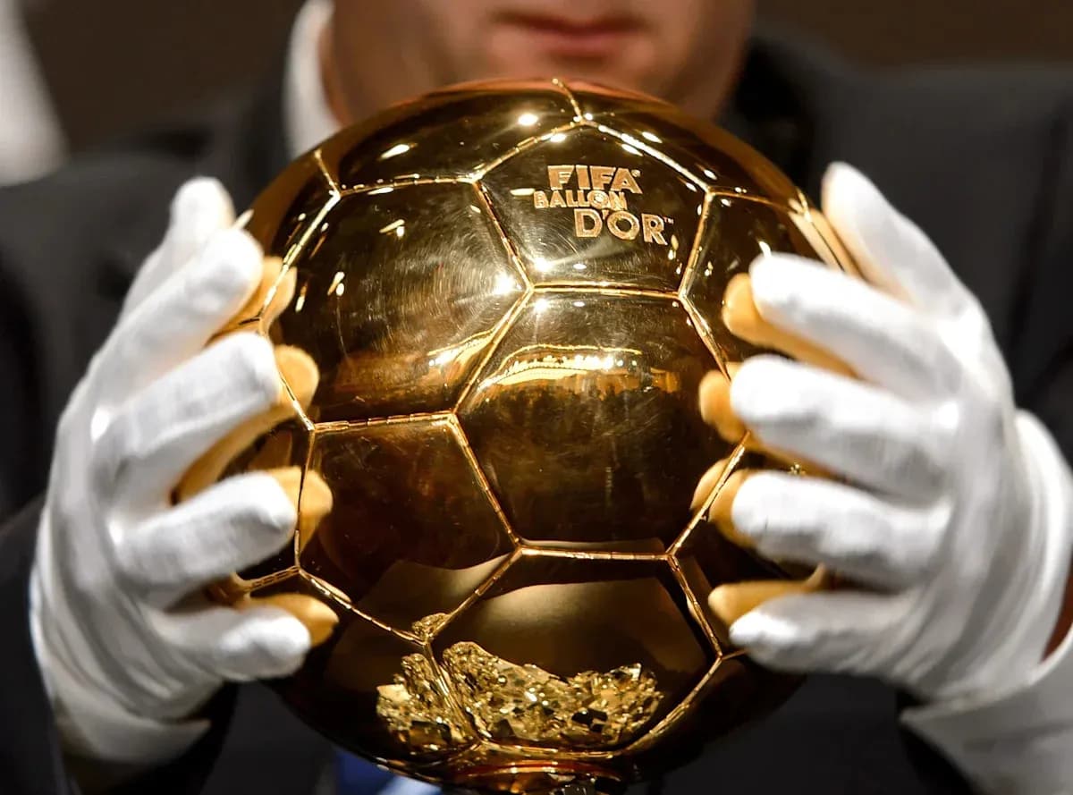 Balón de Oro siendo sostenido con guantes blancos
