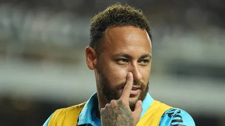 Jugador tocando su nariz durante el partido