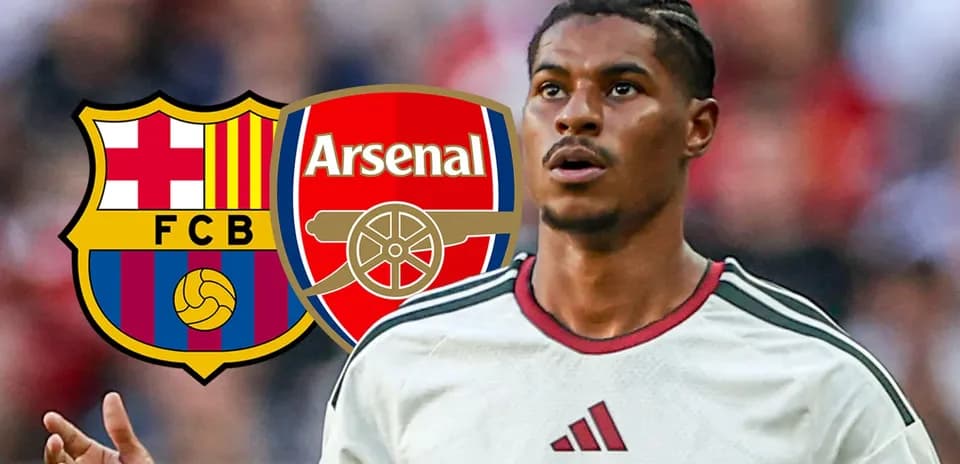 Jugador con camisetas de Barcelona y Arsenal en fondo difuso