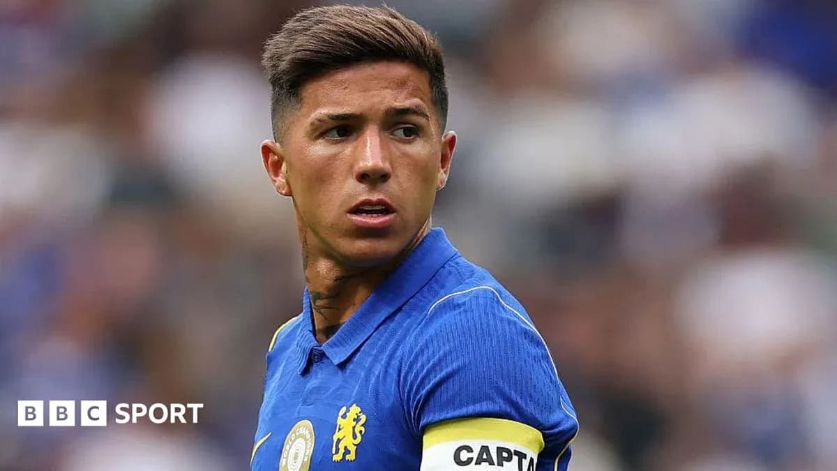 Jugador con camiseta azul y cinta de capitán