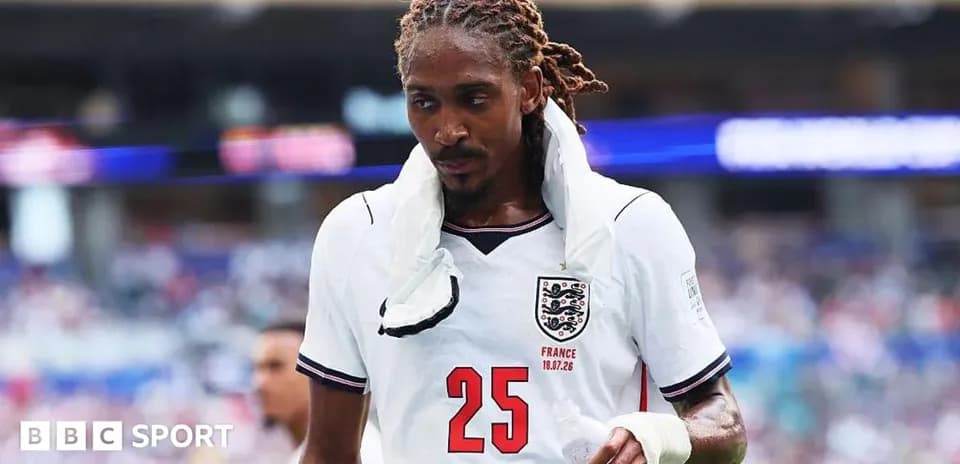 Jugador de Inglaterra saliendo del campo con botella