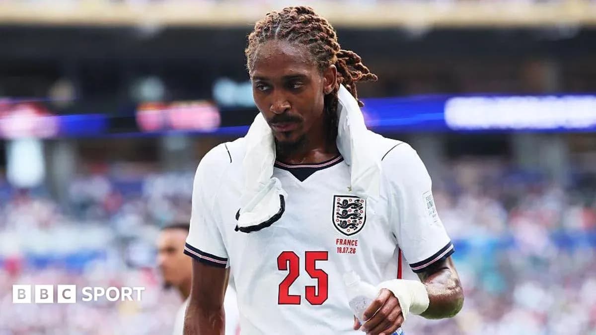 Jugador de Inglaterra saliendo del campo con botella