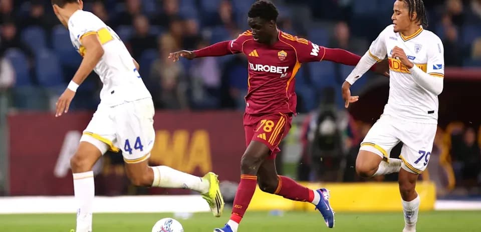 Jugador de la Roma esquivando a dos defensores rivales