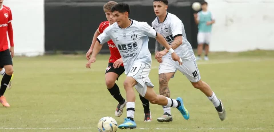 Jugadores compitiendo por el balón en partido