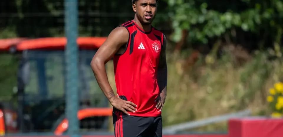 Jugador entrenando con camiseta roja en campo