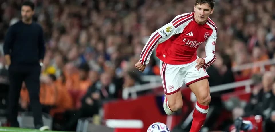 Jugador de Arsenal corriendo con el balón durante partido