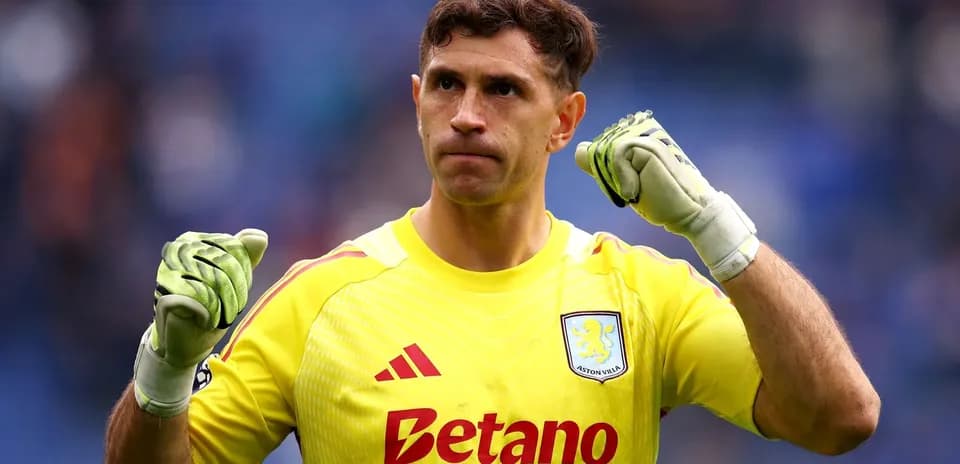 Portero de Aston Villa celebrando con los puños