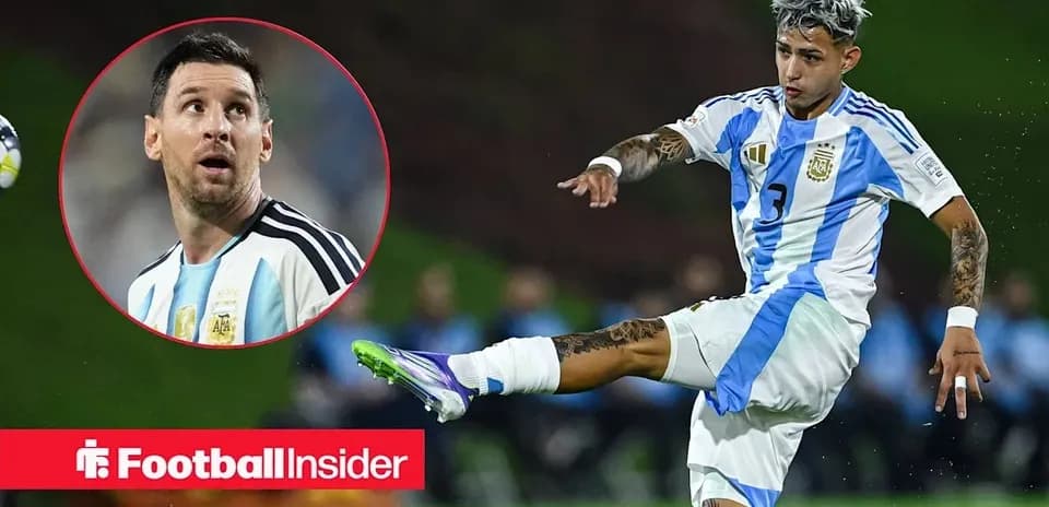 Jugador argentino pateando el balón en el campo