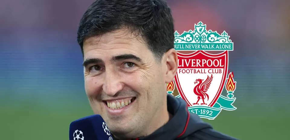 Entrevista a un comentarista de fútbol con logo de Liverpool