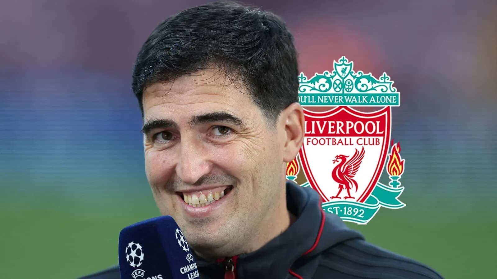 Entrevista a un comentarista de fútbol con logo de Liverpool