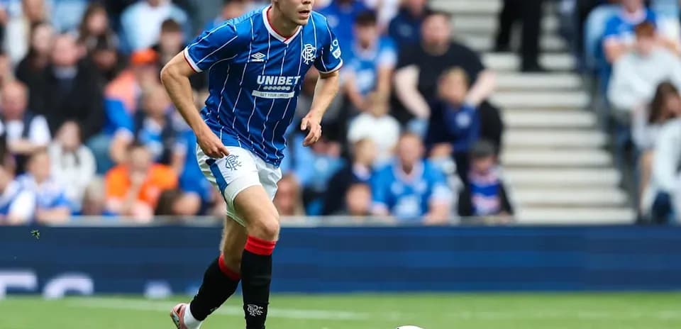 Jugador de Rangers corriendo tras el balón en el campo