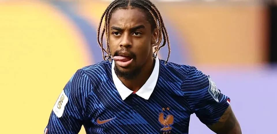 Jugador de Francia con camiseta azul durante partido