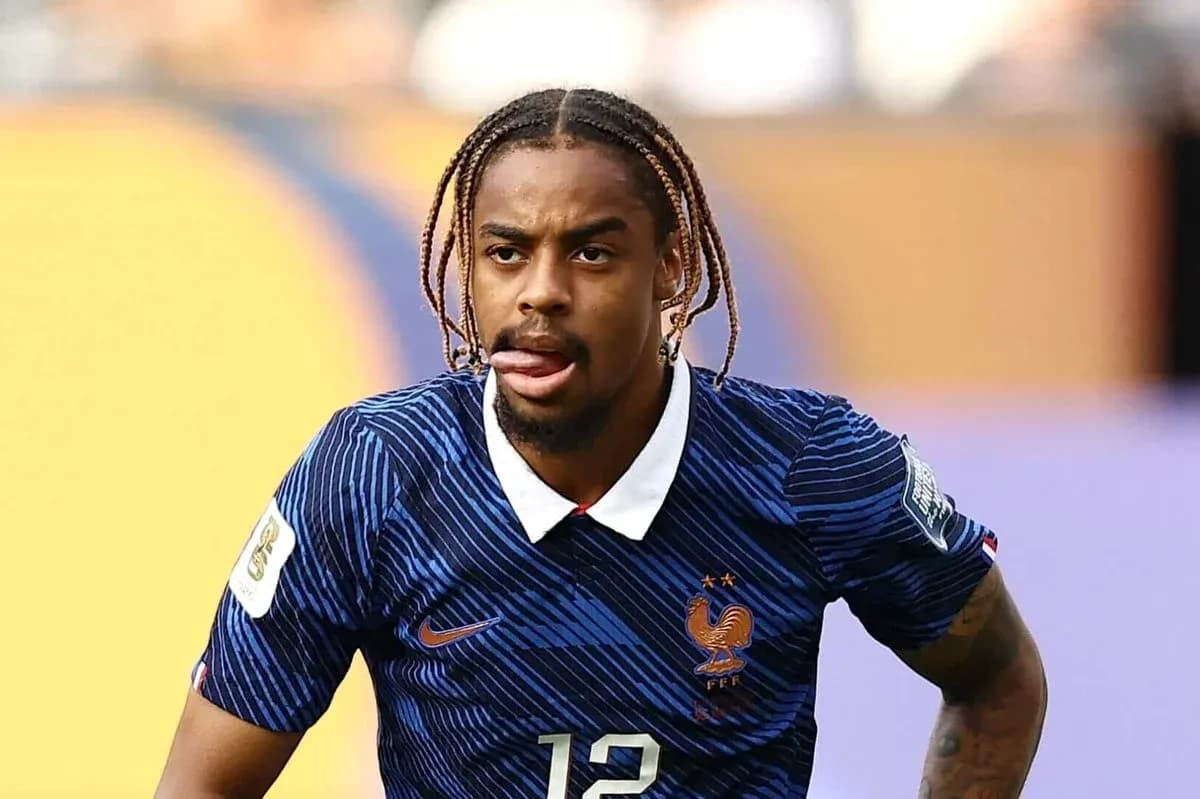 Jugador de Francia con camiseta azul durante partido