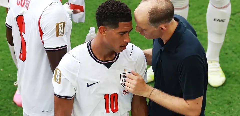 Jugador recibiendo instrucciones del entrenador durante partido