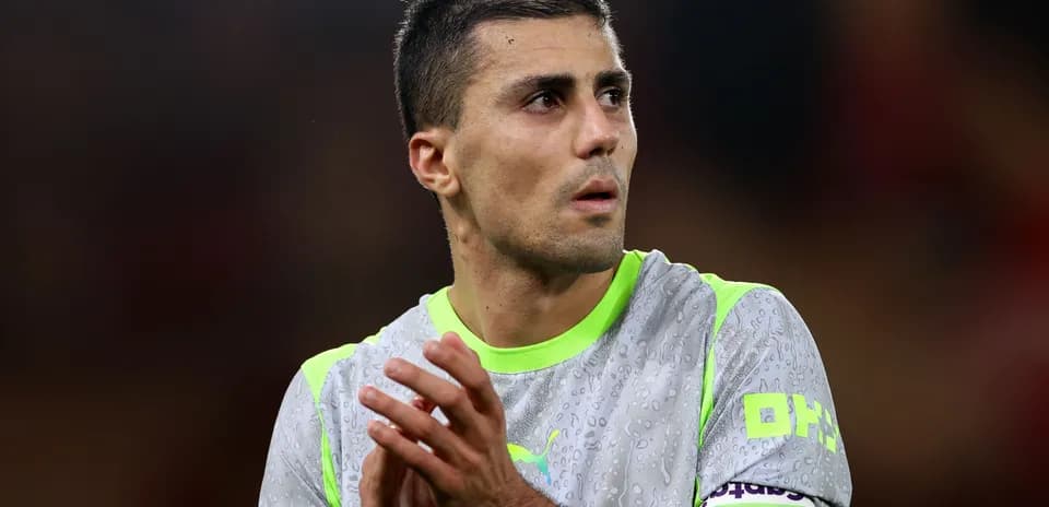 Jugador aplaudiendo en el campo durante partido