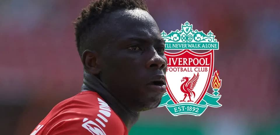 Jugador de Liverpool con camiseta roja en primer plano