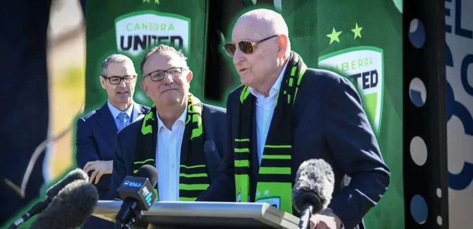 Directivos de Canberra United en conferencia de prensa
