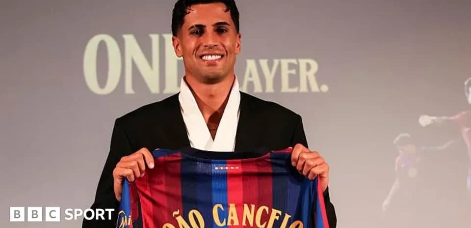 João Cancelo presenta su camiseta del FC Barcelona