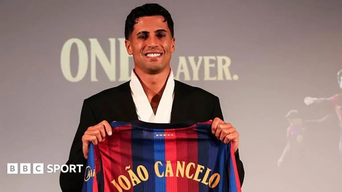 João Cancelo presenta su camiseta del FC Barcelona