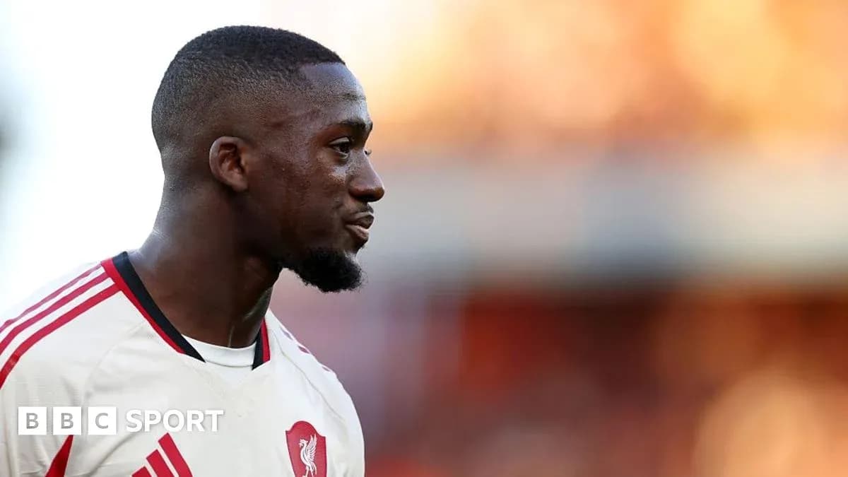 Jugador de Liverpool en el campo durante un partido