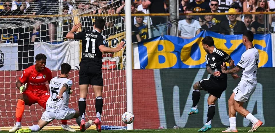 Acción de un partido entre Como y Parma