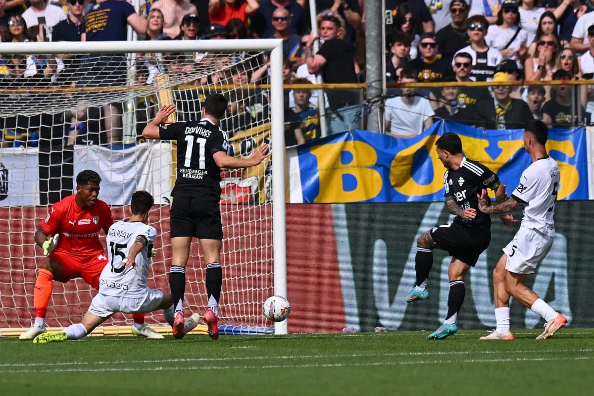 Acción de un partido entre Como y Parma