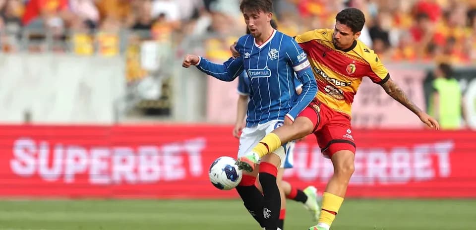 Jugadores de Jagiellonia y Rangers en acción