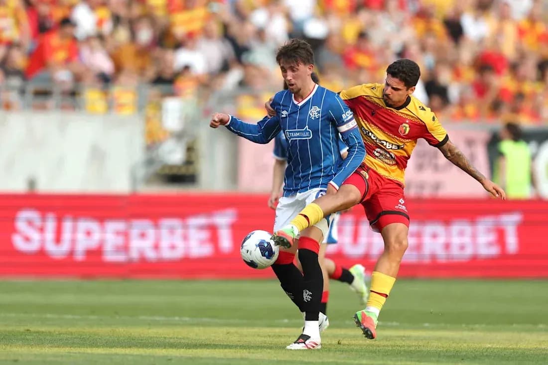 Jugadores de Jagiellonia y Rangers en acción