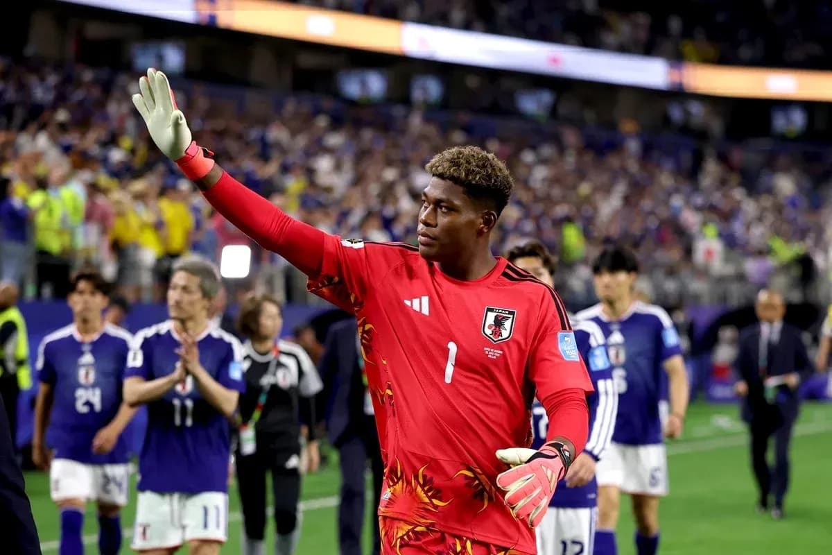 Portero japonés saludando tras el partido