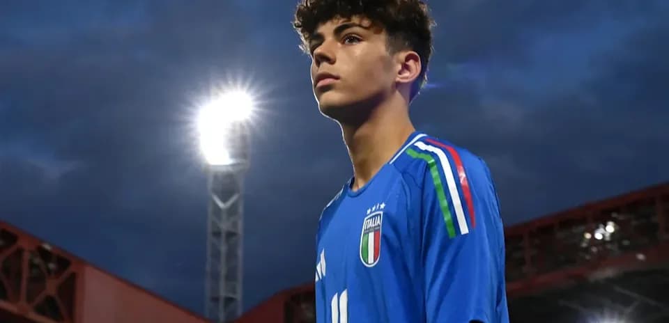 Jugador de Italia en uniforme azul bajo luces del estadio