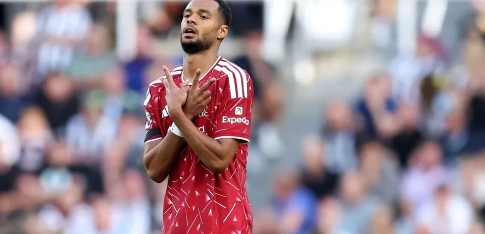 Jugador de fútbol con camiseta roja en el campo