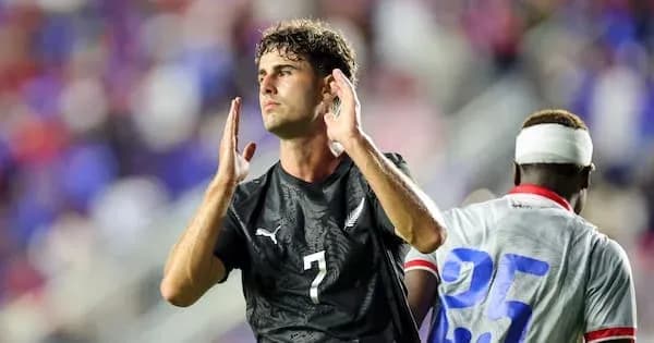 Jugador aplaudiendo durante el partido de fútbol