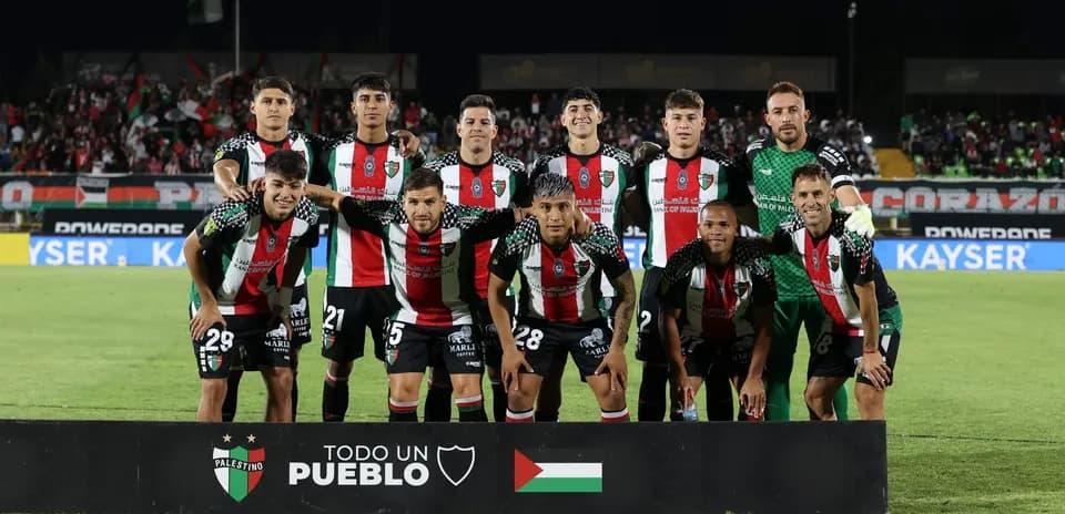 Jugadores de Palestino posando en el estadio