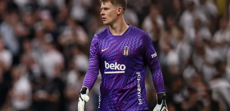 Portero de Besiktas con uniforme morado en el campo